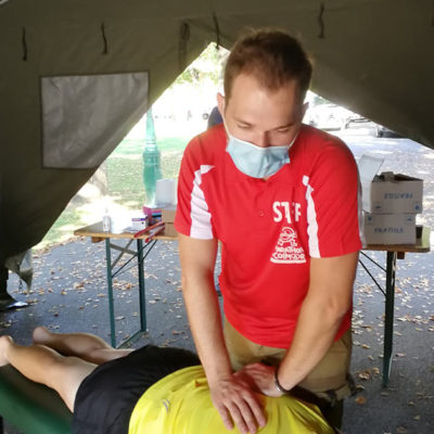 Prise en charge d'un coureur par Arthur Sternitzky, chiropracteur