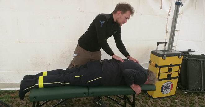 Prise en charge d'un coureur par Arthur Sternitzky, chiropracteur